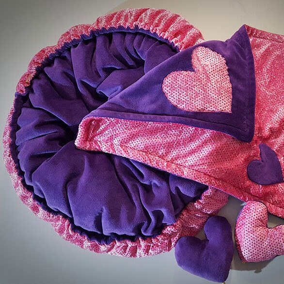 Kuschelmuschel mit rosa Herzen und lila Innenstoff