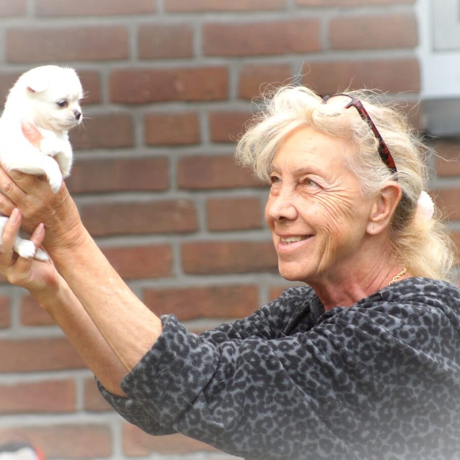 Silvia hält einen kleinen weißen Chihuahua